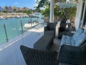 Garde-corps avec poteaux inox sur terrasse avec vue sur canal et maisons colorées – idéal comme garde-corps terrasse.